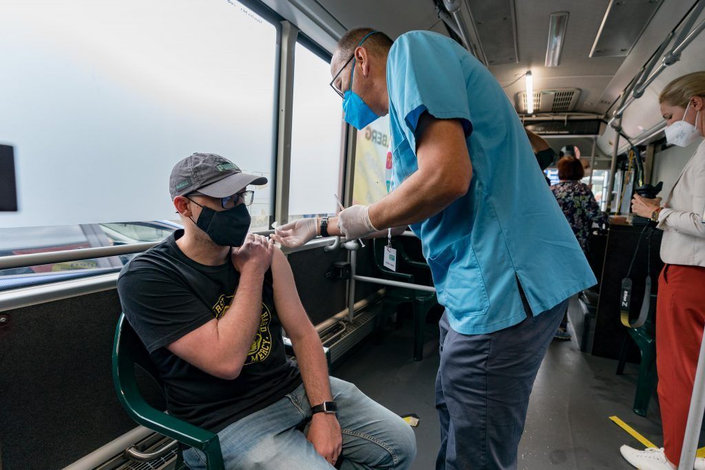Wie Thomas nutzten noch 365 Impfwillige das mobile Angebot im Impfbus. »A6
