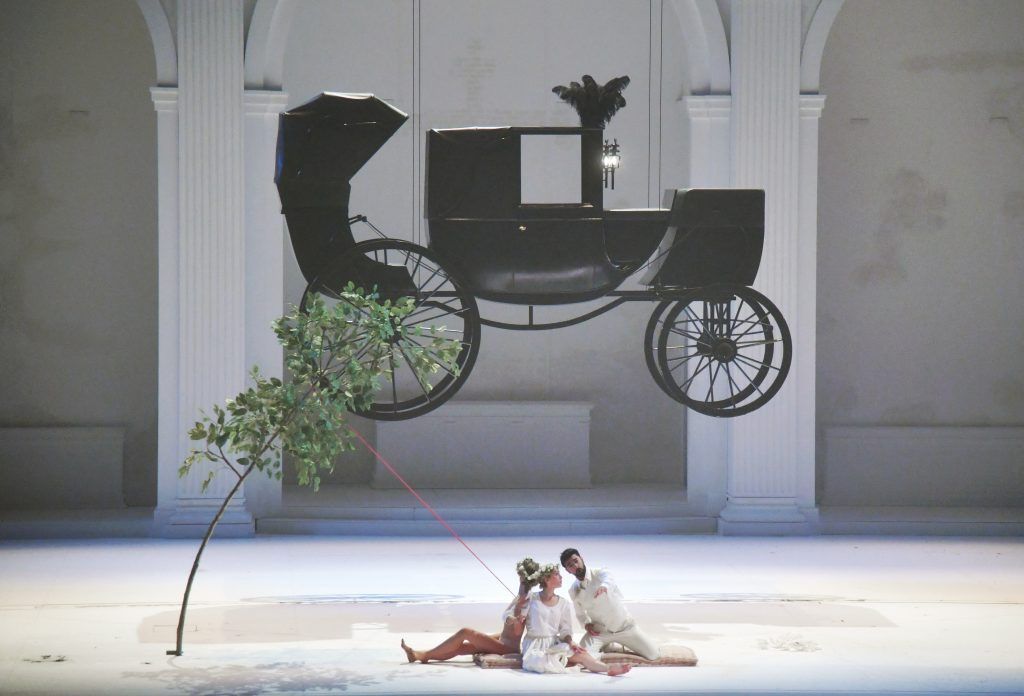 Romeo Castellucci bietet mit Mozarts „Don Giovanni“ seinen riesigen Assoziationsladen feil.