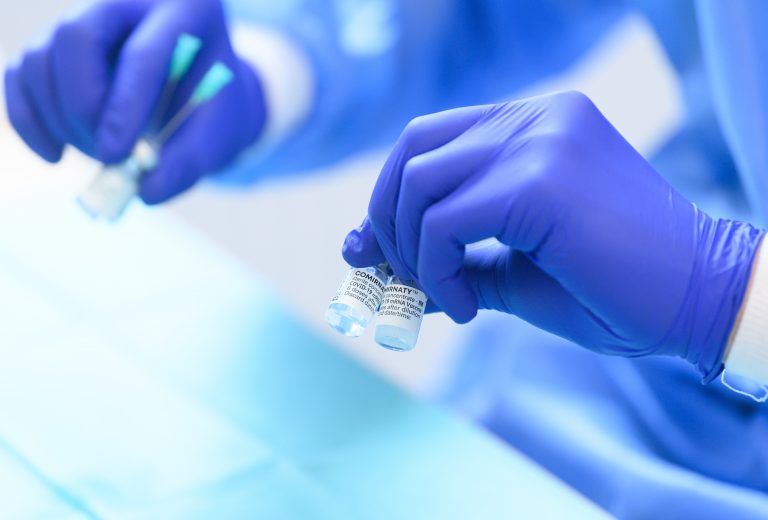 Die EU-Arnzeimittelbehörde EMA prüft einen Antrag von Biontech/Pfizer zur Zulassung einer Coronaimpfung für Kinder von fünf bis elf Jahren. dpa