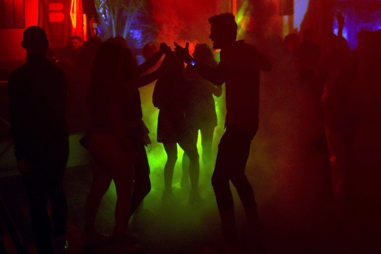 Für den Eintritt in Clubs reichen PCR-Tests bald nicht mehr. AFP
