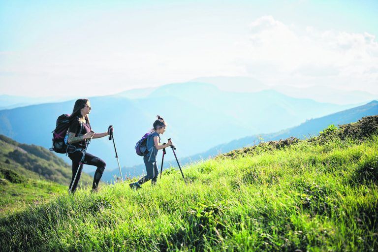 ab nach draußen mit einem 
            
              outfit von panta outdoor
            Ob Campen, Wandern, Radfahren, Joggen oder Bergsteigen – in der Natur Vorarlbergs sind dem Outdoor-Sport keine Grenzen gesetzt. Sowohl Kinder, Jugendliche als auch Erwachsene erhalten bei Panta Outdoor alles, was für große und kleine Abenteuer in der Natur nützlich ist. Mit dem VN-Familiensommer-Gutschein können VN-Abonnenten ab einem Einkauf von 35 Euro jetzt 10 Euro sparen. Also nichts wie runter von der Couch und raus in die Natur!