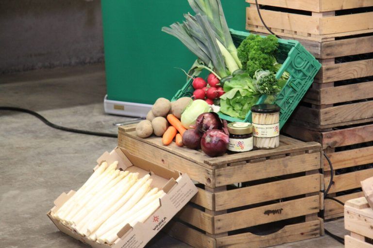 Ärzte sollten Obst und Gemüse verschreiben können, schlägt der Bericht vor. VN