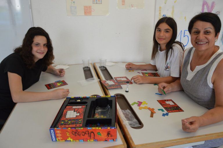 An drei Nachmittagen hat das Caritas-Lerncafé in Nenzing geöffnet. Nach dem Lernen spielen die Freiwilligen mit den Schülern Spiele. EM