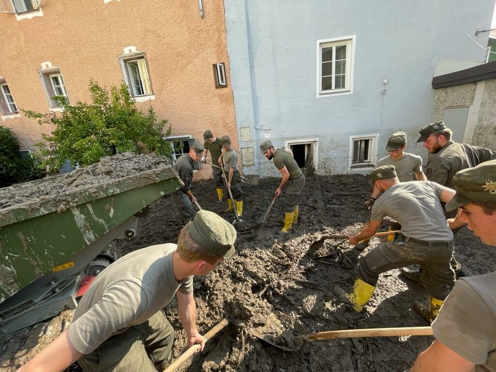 Das große Aufräumen in Hochwassergebieten läuft weiter