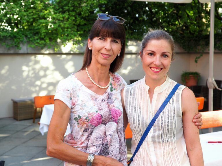 Beatrix Hartmann (l.) und Sabrina Raich waren ebenso bei der Fete.