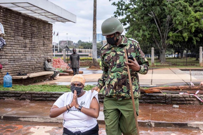 Bei einem Protest gegen Polizeigewalt und Belästigung wird eine Frau in der kenianischen Hauptstadt Nairobi festgenommen. AFP