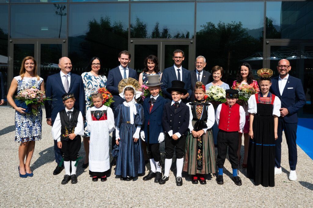 Blumen für Bundespräsident Alexander Van der Bellen mit Doris Schmidauer, Kanzler Sebastian Kurz, LH Markus Wallner mit Sonja, Staatssekretärin Andrea Mayer, Bürgermeister Michael Ritsch mit Yvonne, Festspielpräsident Hans-Peter Metzler mit Kathrin Cometto.