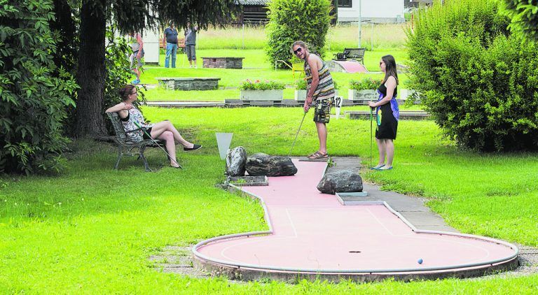 das runde muss in das runde – minigolfen in schruns 
            Die Minigolf-Anlage in Schruns ist der beste Beweis dafür, dass klein wirklich groß sein kann. Sie befindet sich bei der Talstation der Hochjoch-Bahn im Zentrum von Schruns und ist ein beliebter Treffpunkt für Urlauber und Einheimische, für Jung und Alt. 18 Hindernisse gilt es, mit Geschicklichkeit und Präzision zu meistern. Neben aufregenden Spielen gibt es beim Kiosk der Minigolf-Anlage Erfrischungen, Eis und kleine Snacks.