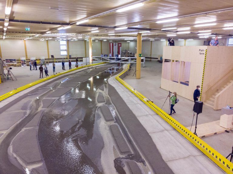 <p class="caption">Der Abschnitt des aufgeweiteten Rheins bei Koblach wurde in der Versuchshalle in Dornbirn simuliert. Es ergaben sich dabei wichtige Erkenntnisse.<span class="media-container dcx_media_rtab" data-dcx_media_config="{}" data-dcx_media_type="rtab"> </span><span class="marker">VN/Hartinger</span></p>
