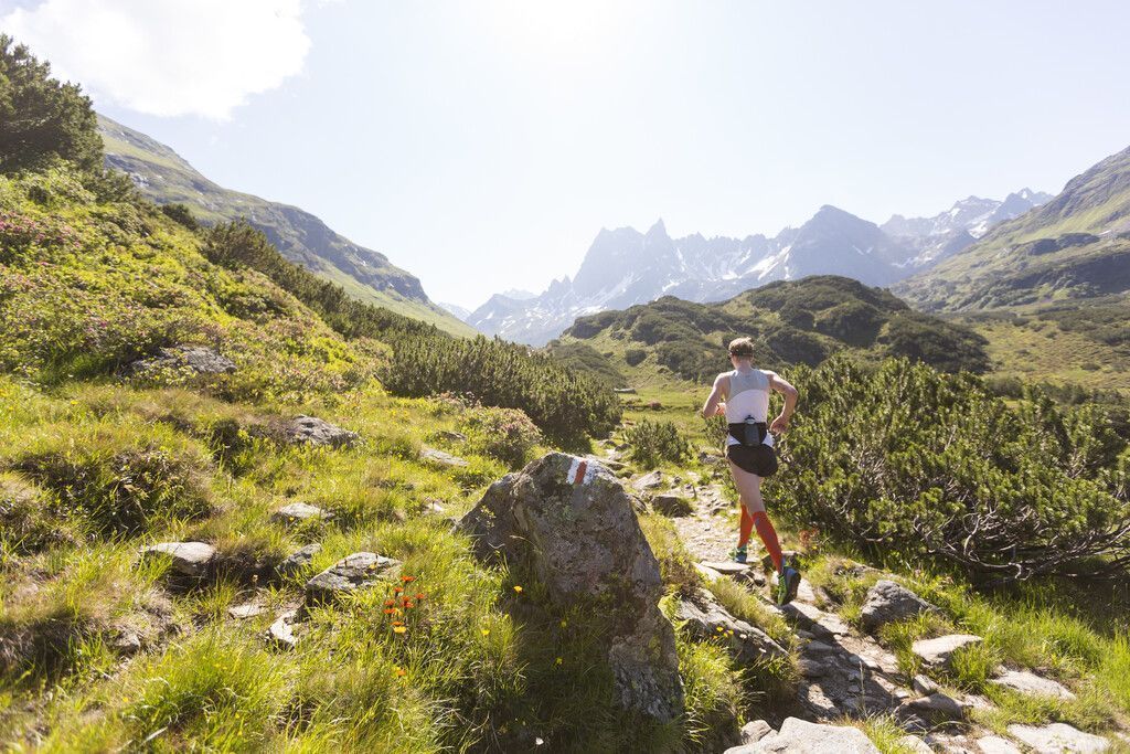Laufen auf idyllischen Alpwegen