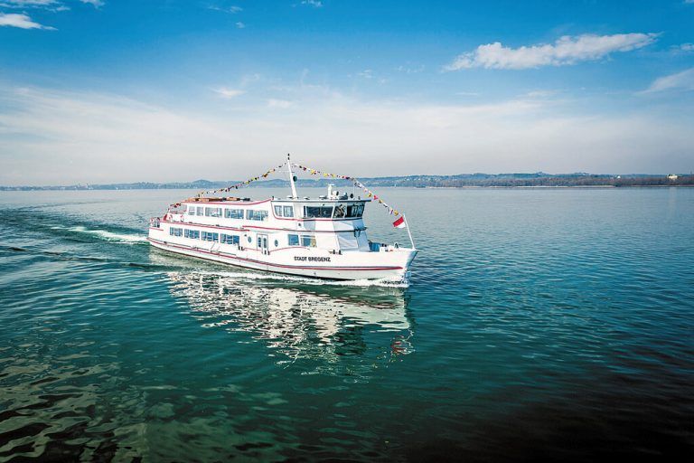 Der perfekte familienausflug: per schiff über den bodensee 
            Der Bodensee von seiner schönsten Seite: Eine Rundfahrt mit den Vorarlberg Lines in der Bregenzer Bucht führt bis zur Mündung des neuen Rheins, vorbei an der Bregenzer Festspielbühne und Hard. Danach wird der Bodensee Richtung Lindau überquert. Über Lochau geht es dann zurück in den Ausgangshafen nach Bregenz. Während der Schifffahrt gibt es vom Kapitän Informationen über die einzigartige Bodensee-Uferlandschaft.