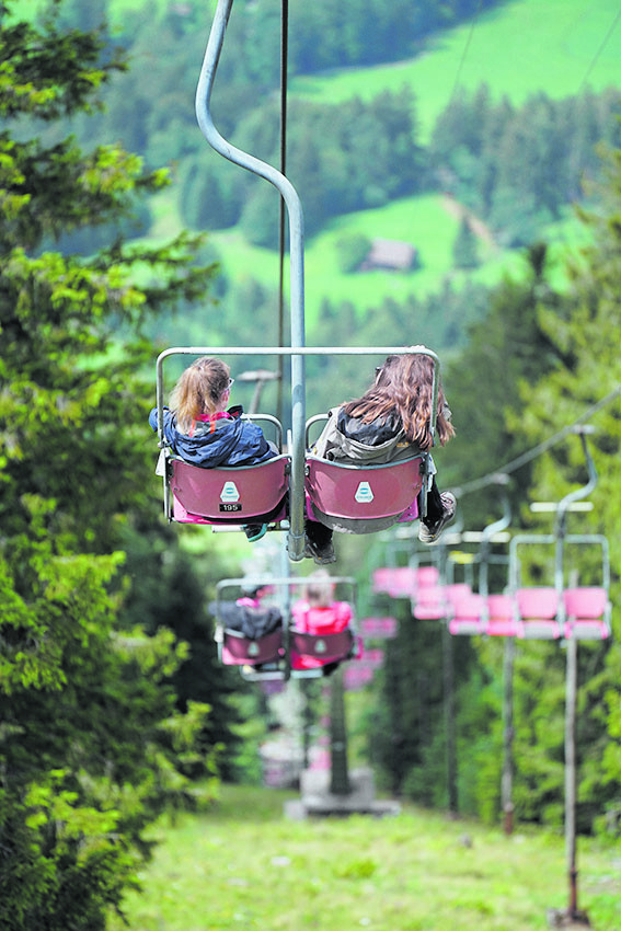 der Sommer auf der niedere ist überraschend und vielseitig 
            Mit dem Sessellift geht es von Andelsbuch auf den Hausberg „Niedere“. Oben bietet sich ein atemberaubenden Ausblick vom Bodensee bis in die Bregenzerwälder, Allgäuer und Schweizer Berge. Hier starten viele Wanderwege. Gemütlichen Familien-Wanderspaß bietet z. B. der eineinhalbstündige Panoramarundwanderweg mit vielen Info-Tafeln. Außerdem können die Paraglider beobachtet werden, die wie bunte Schmetterlinge ins Tal schweben.