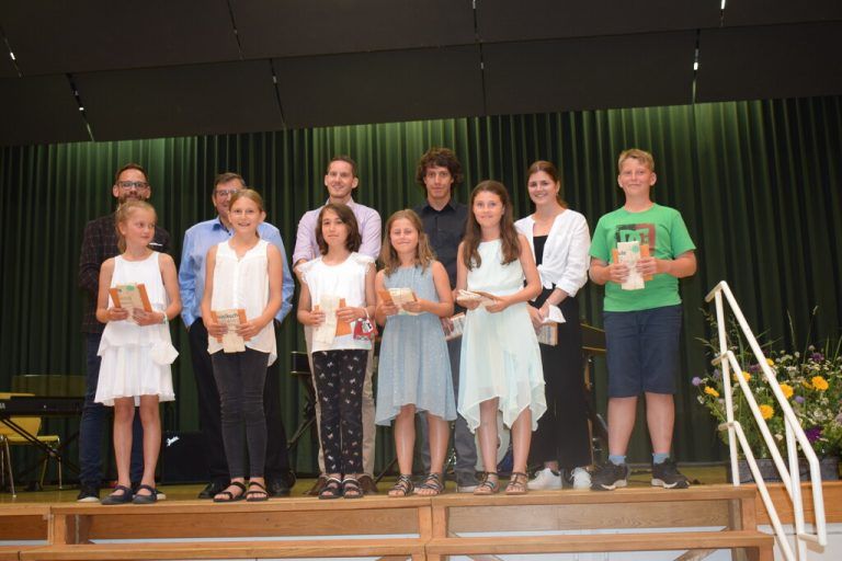Die erfolgreichen Musiker wurden mit einem Präsent belohnt.<span class="copyright">Musikschule</span>