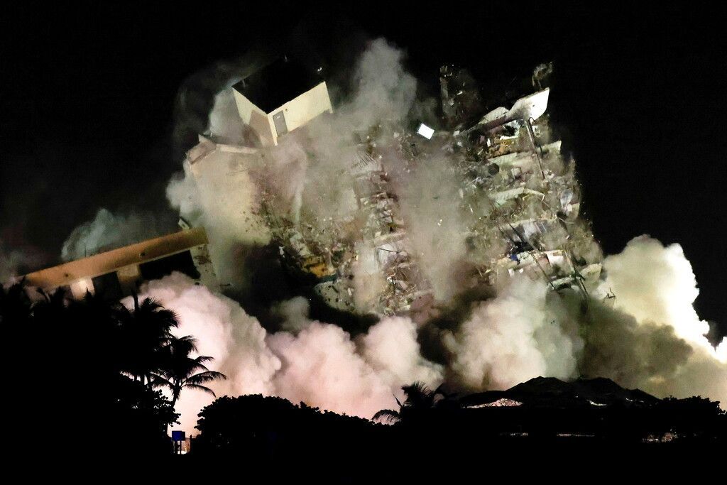 Hochhausruine in Florida gesprengt