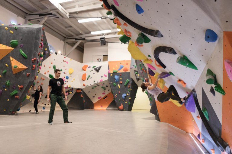 Die Wände hochgehen in den Steinblock Boulderhallen 
            Endlich wieder bouldern! In den Steinblock Hallen in Rankweil und in Dornbirn geht es hoch hinaus. Bouldern verbindet Geist und Körper – durch die relativ niedrigen Kletterwände, bis etwa drei Meter hoch, ist es auch Anfängern möglich, seil- und angstfrei zu klettern. So gilt das Bouldern heute auch für sportlich Ungeübte als der einfachste Weg, mit dem Klettersport in Berührung zu kommen. Keinerlei Vorerfahrung ist nötig und das Risiko ist überschaubar.