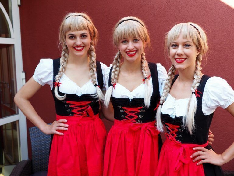 „Drei Schwestern“ der Frastanzer Bierbrauer feierten die Eröffnung mit.