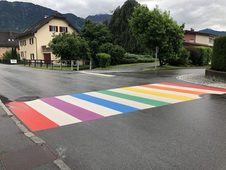 Bunt und frabenfroh sorgt der Zebrastreifen für Verkehrssicherheit. <span class="copyright">VN/Witwer</span>
