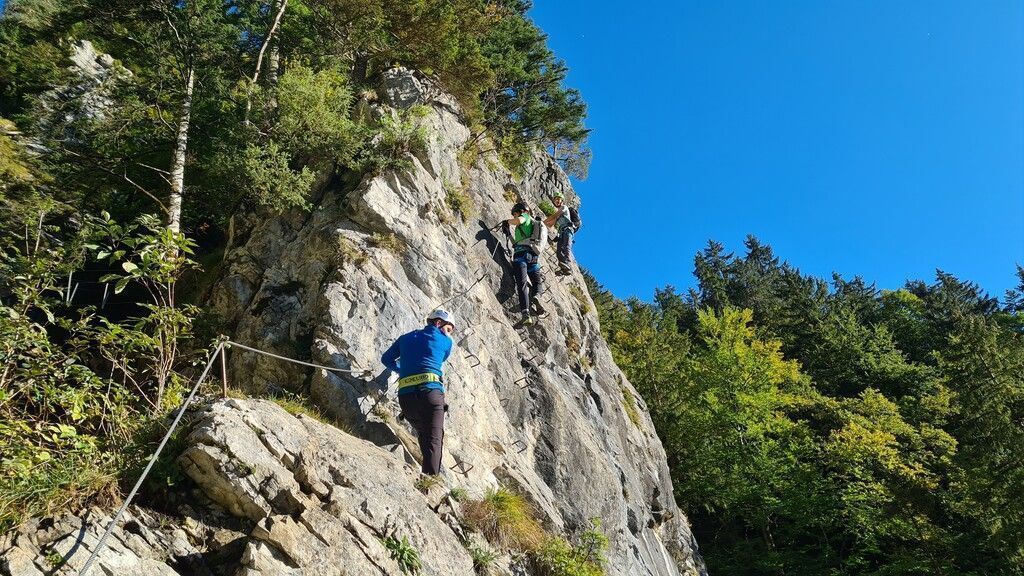 Jugendliche entdecken die Berge