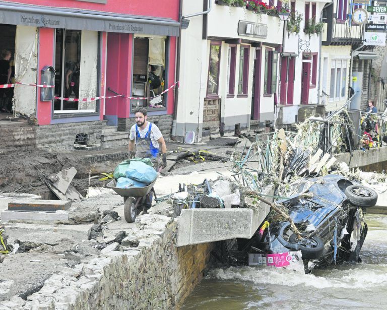 Wassermassen bringen Tod und Zerstörung