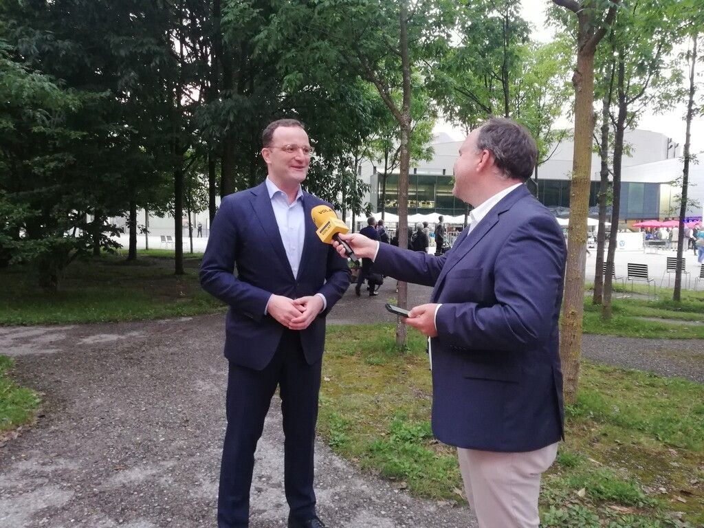 Deutscher Minister Spahn über Grenzen und Impfungen. »A2
