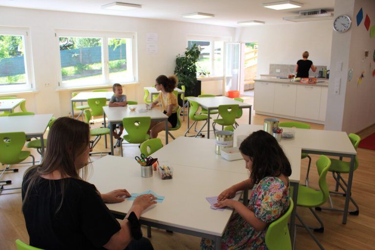 Hausaufgabenbetreuung, Spielen, Basteln, Malen und mehr stehen nach dem Mittagessen für die bis zu 30 Schüler auf dem Programm.Gemeinde