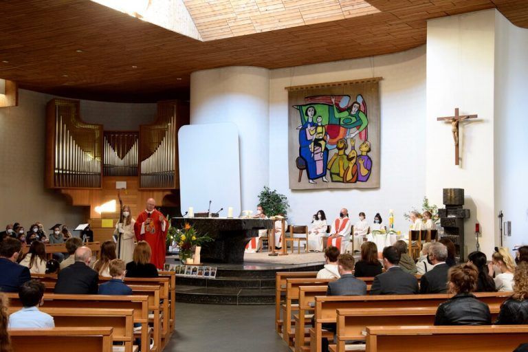 In der Friedenskirche Bürs findet am Sonntag eine Messe mit Paarsegnung statt.SCO
