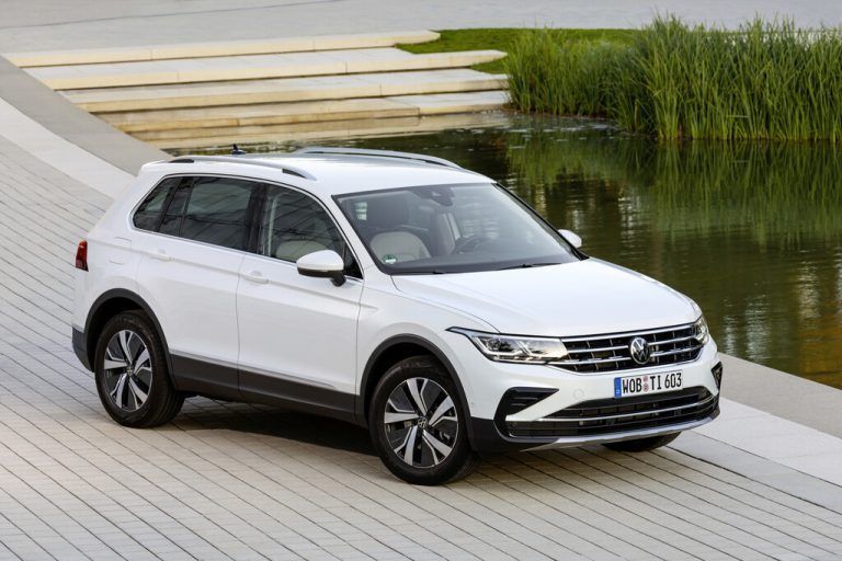 In der weit gespannten Leistungsbandbreite des VW Tiguan – 130 bis 320 PS – ist auch eine Plug-in-Hybrid-Variante mit 245 PS Systemleistung enthalten.