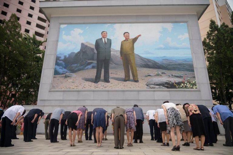 In Pjöngjang verneigen sich Menschen vor dem Porträt der früheren nordkoreanischen Machthaber Kim Il Sung und Kim Jong Il. AFP