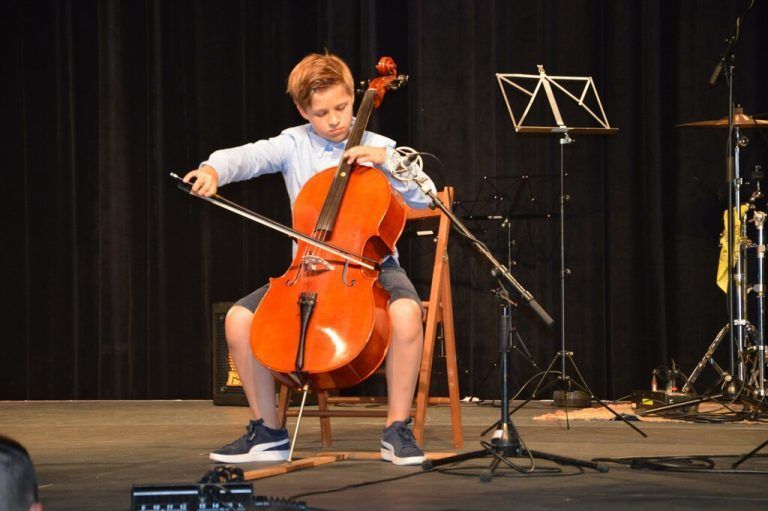 Julius Mayer spielte souverän am Violoncello.