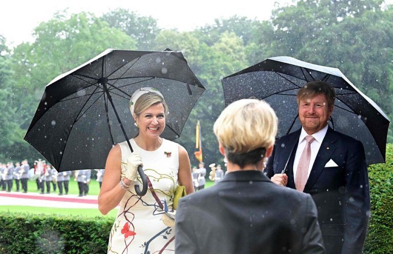 Lächeln im Regen: Máxima und Willem-Alexander wurden am Montag von Bundespräsident Frank-Walter Steinmeier und seiner Frau Elke Büdenbender im Schloss Bellevue begrüßt. AFP