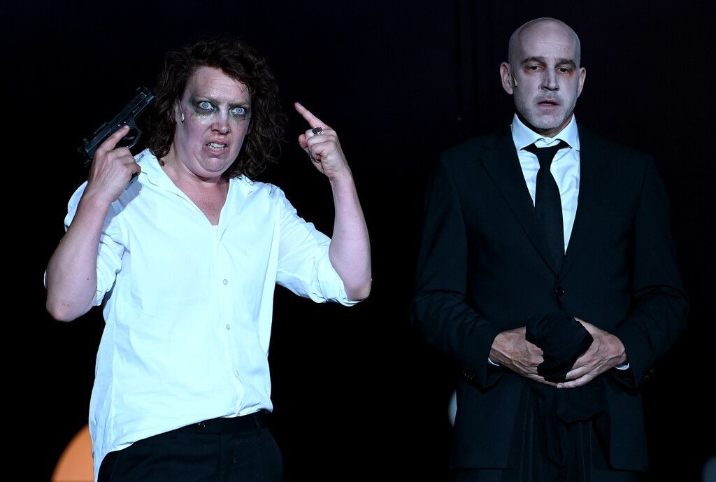 Lina Beckmann muss retten, was die Regie mit dem Konzept von „Richard The Kid &amp; The King“ vergeigt.