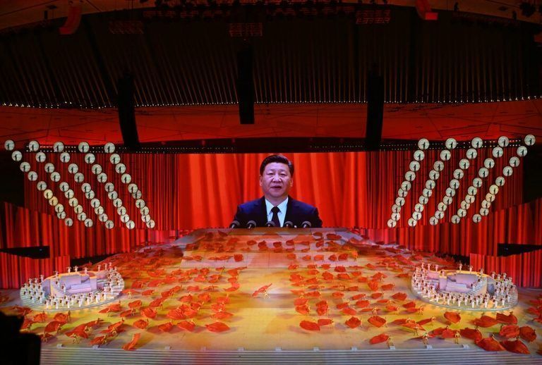Staatspräsident Xi Jinping ist bei einer Aufführung in Peking anlässlich des Jahrestags auf einem Bildschirm zu sehen. AFP