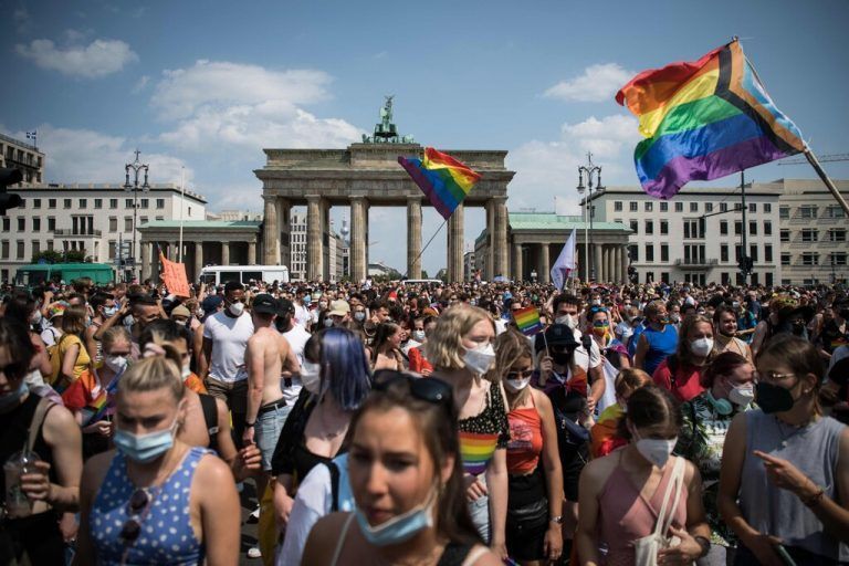 Trotz anhaltender Pandemie fand in Berlin die Christopher Street Day Parade statt. Motto:  