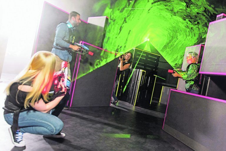 Unterhaltung für jung und Alt in der funworld in Hard 
            Spiel und Spaß bei jedem Wetter bietet die Funworld in Hard. Auf vollklimatisierten 2000 Quadratmetern befinden sich zehn moderne Brunswick-Bowlingbahnen mit vollautomatischen Banden, die schon ab fünf Jahren bespielt werden können. Außerdem gibt es eine 400 Quadratmeter große Lasertag-Area, eine Kinderspielecke, Billard, Darts, Arcade und vieles mehr. Im Restaurant werden pikante Gerichte, Fingerfood, Snacks und leckere Desserts serviert.