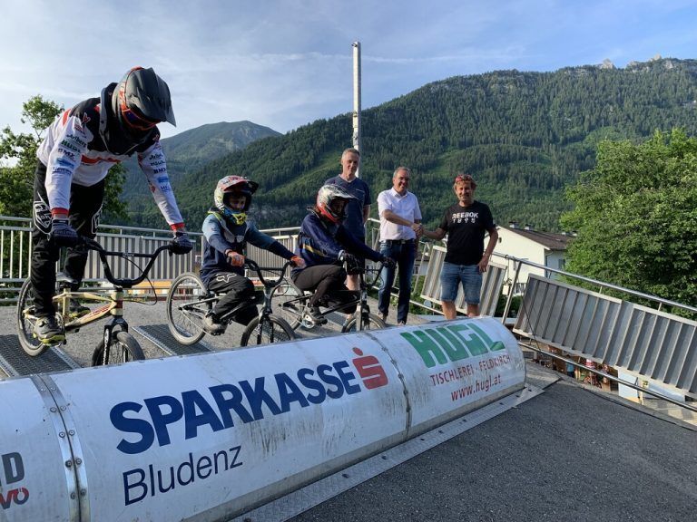 V.r.n.l.: BMX-Obmann und Radfahrclub-Präsident Herbert Dür, Sparkassen-Marketingleiter Arno Sprenger und der Sportliche Leiter des BMX-Clubs, Harry Muther.Sparkasse bludenz