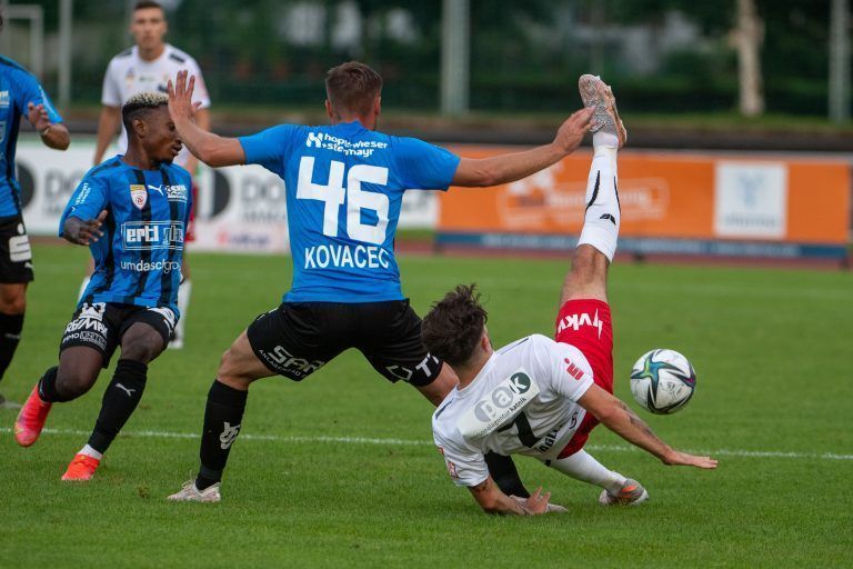 Dornbirns Pierre Nagler in Aktion gegen Wale Mussa Alli und Dino Kovacec. <span class="copyright">gepa </span>