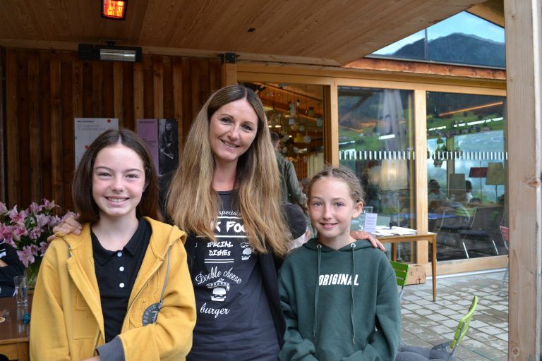Mia, Mutter Yvonne und Zoe Köb.