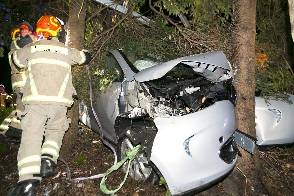 Pkw prallte in Übersaxen frontal gegen Baum