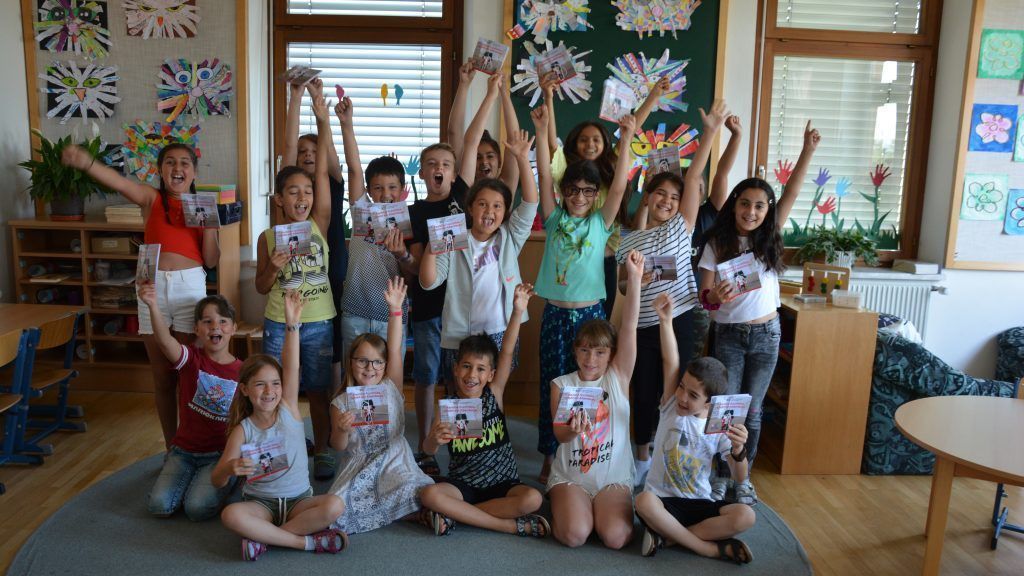 19 Kinder haben viel Freude mit ihren Buch-am-Bach-Büchlein