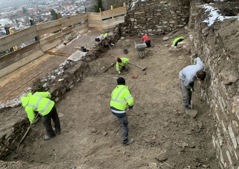 An der Burgruine Neu-Montfort wurde über die Sommermonate fleißig gearbeitet. <span class="copyright">Mäser</span>