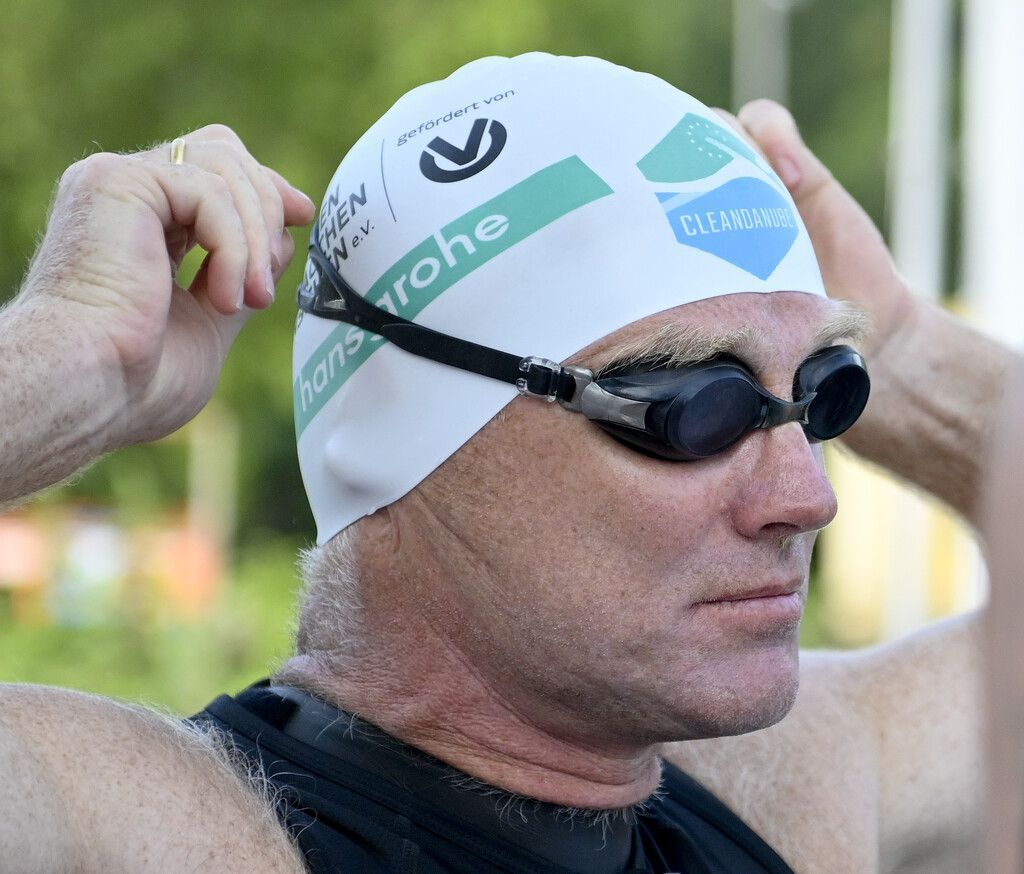 Chemieprofessor schwimmt in Wiener Donau gegen Plastikmüll