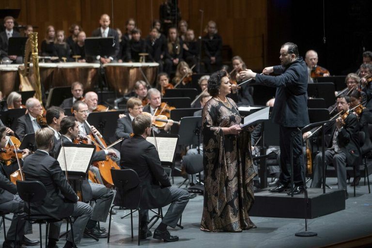 Andris Nelsons dirigierte die Aufführung der 3. Sinfonie von Gustav Mahler durch die Wiener Philharmoniker, Chöre und Solistin Violeta Urmana. SF/Borelli
