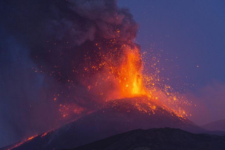 Auf Sizilien sorgt der Vulkan Ätna mit Lava und Rauchschwaden derzeit für ein Naturschauspiel. AP