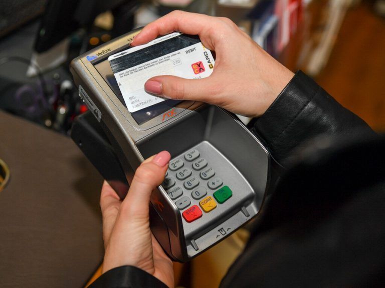 Bargeldlos bezahlen hat sich während Corona weiter verbreitet, allerdings sind die Österreicher seit den Lockdowns auch besser über ihre Finanzen informiert. VN/lerch