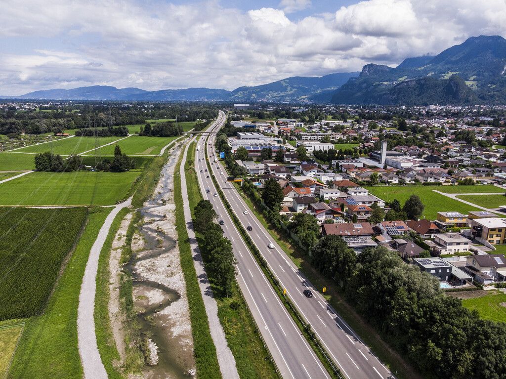 Naturnahraum an der Autobahn