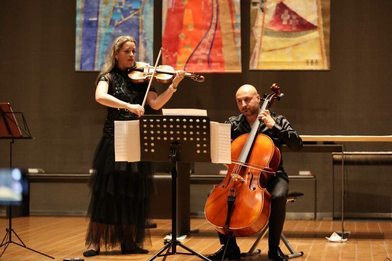 Das Musikerduo Ivana Cetkovics und Alexandr Karakhanyan in Aktion.<span class="copyright">Meusburger</span>