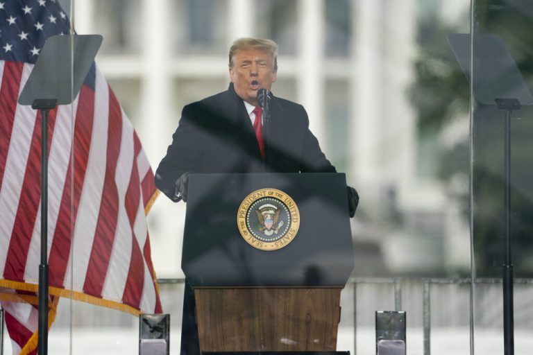 Der frühere Ex-US-Präsident Donald Trump wird von Polizisten verklagt. AP