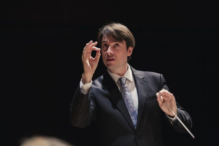 Der junge Chefdirigent des SOV, Leo McFall, leitet zum ersten Mal ein Festspielkonzert. SOV
