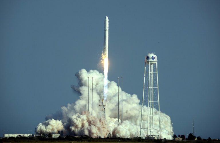 Der unbemannte Raumfrachter hat mit einer „Antares“-Rakete abgehoben. AFP