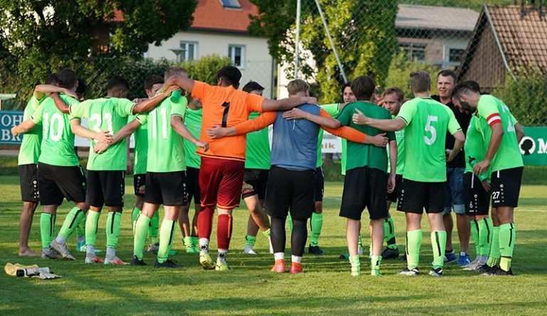 Die 1. Mannschaft des FC Sulz hatte nach dem 4:2-Sieg gegen Kennelbach allen Grund zur Freude. FC Sulz
